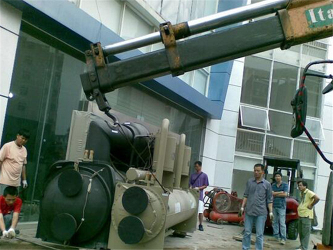 酉阳随车吊和汽车吊的核心区别是什么？哪种更省钱？